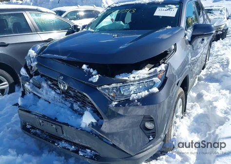 2021 Toyota Rav4 Xle z USA, uszkodzony, nr VIN 2T3P1RFV5MC227402